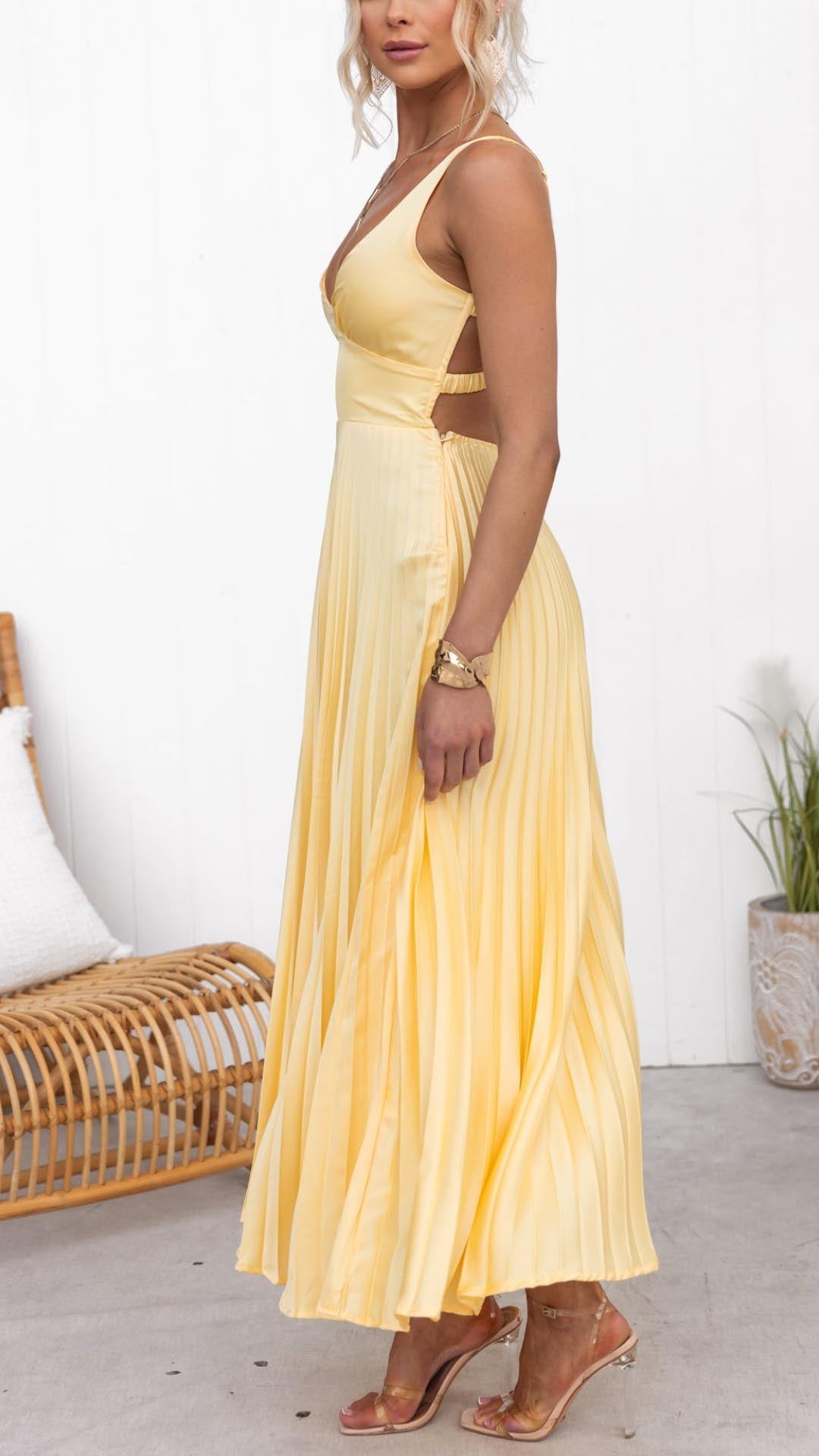Nayeli - Elegant Pleated V-Neck Maxi Dress